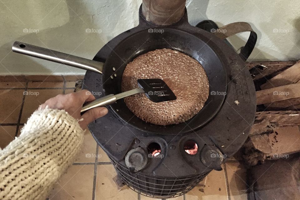 Make pancakes on a wood burner 