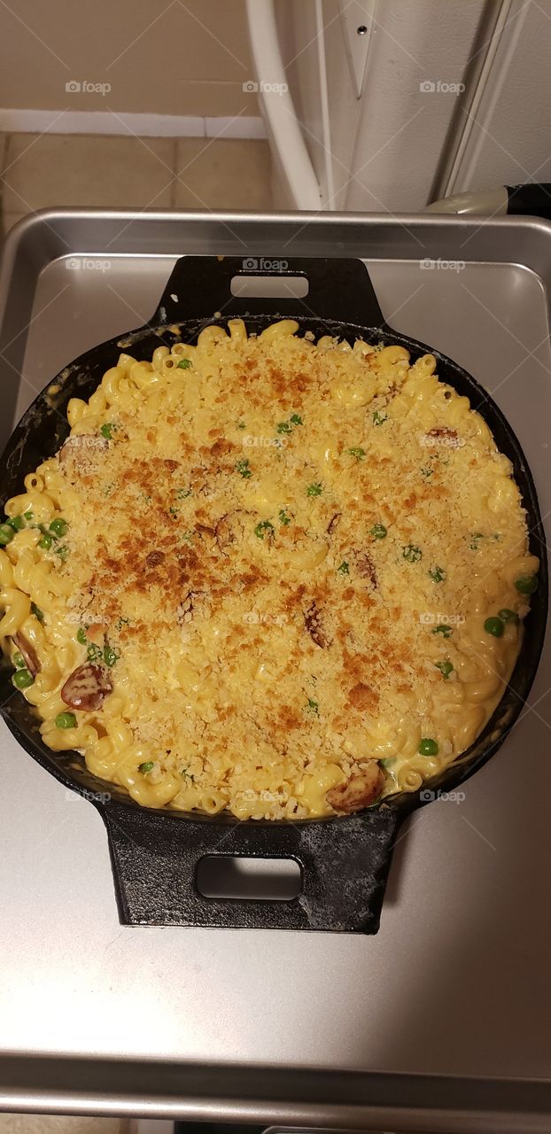 mac & cheese in a cast iron skillet