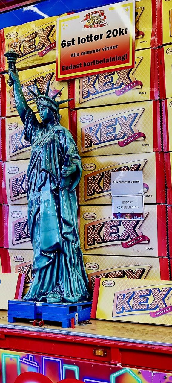 The “Statue of Liberty” is obviously popular here as well in “Malmö”, “Sweden” by the “Baltic Sea”. She is for sale as a miniature as well as some snacks. 2023. Hypnotic Productions