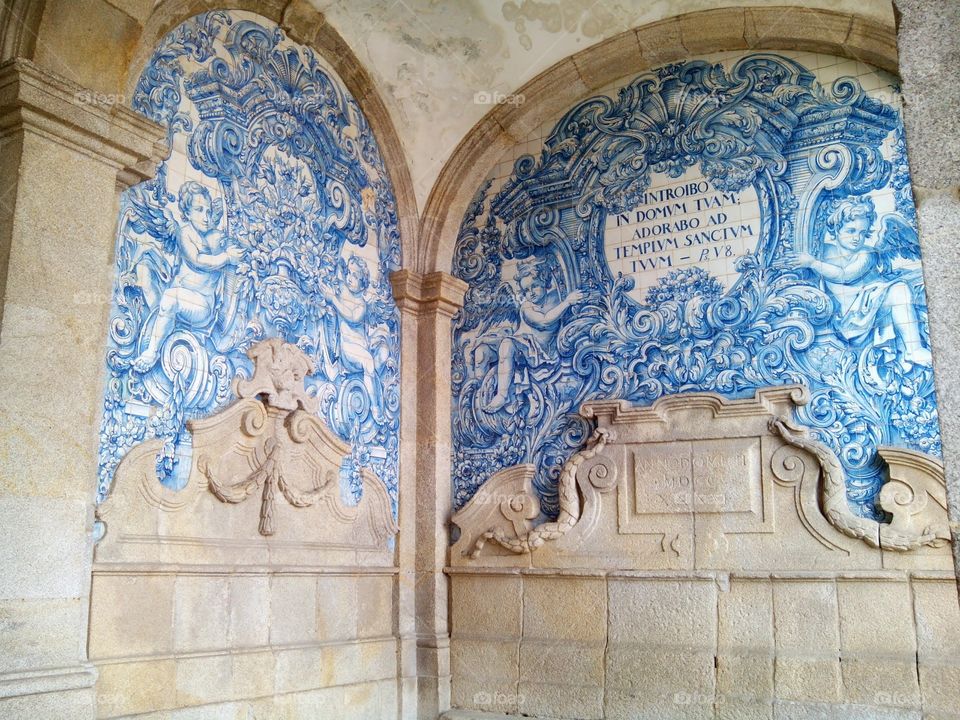 azulejos português. galerias da sé do Porto