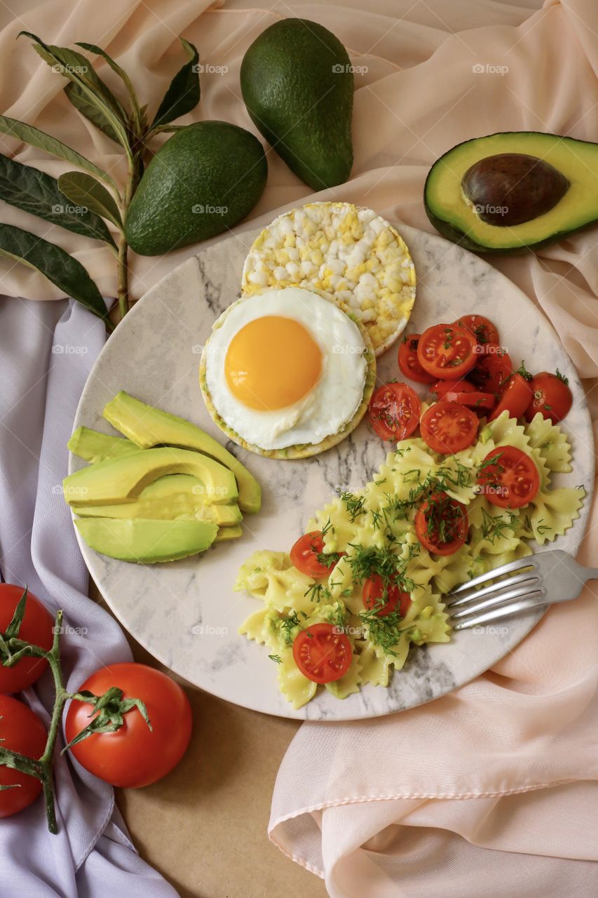 Pasta with avocado and tomatoes 