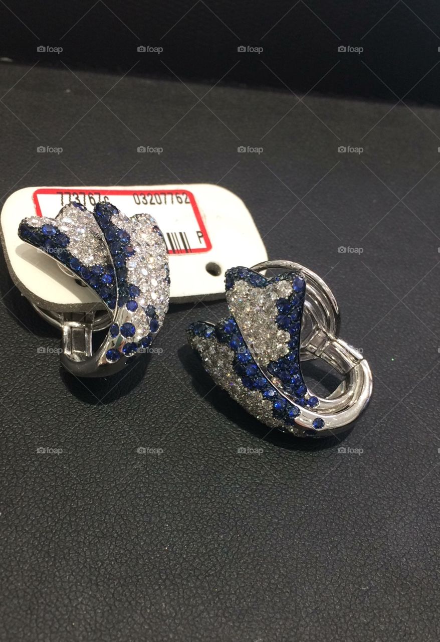 White gold earrings with sapphire and diamonds