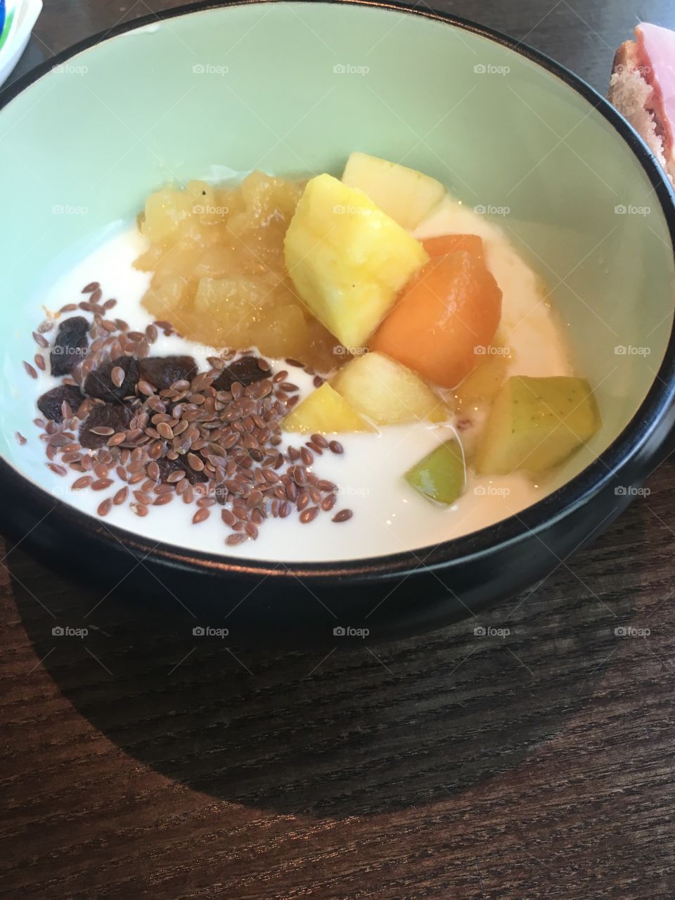 Fruits with yogurt and linseed