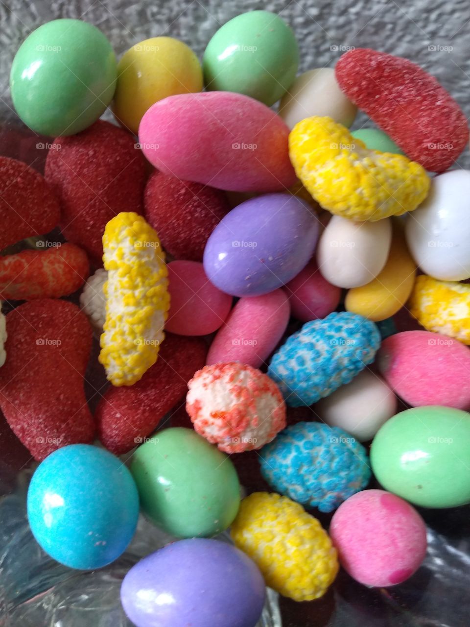 dulces de bolita de varios colores.