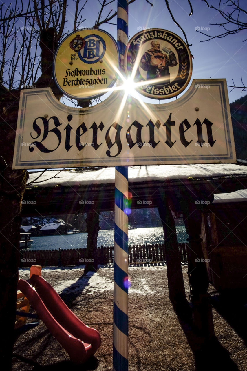 Biergarten Bayern Königssee Frühling Bier Schild Sonne sun strahlen