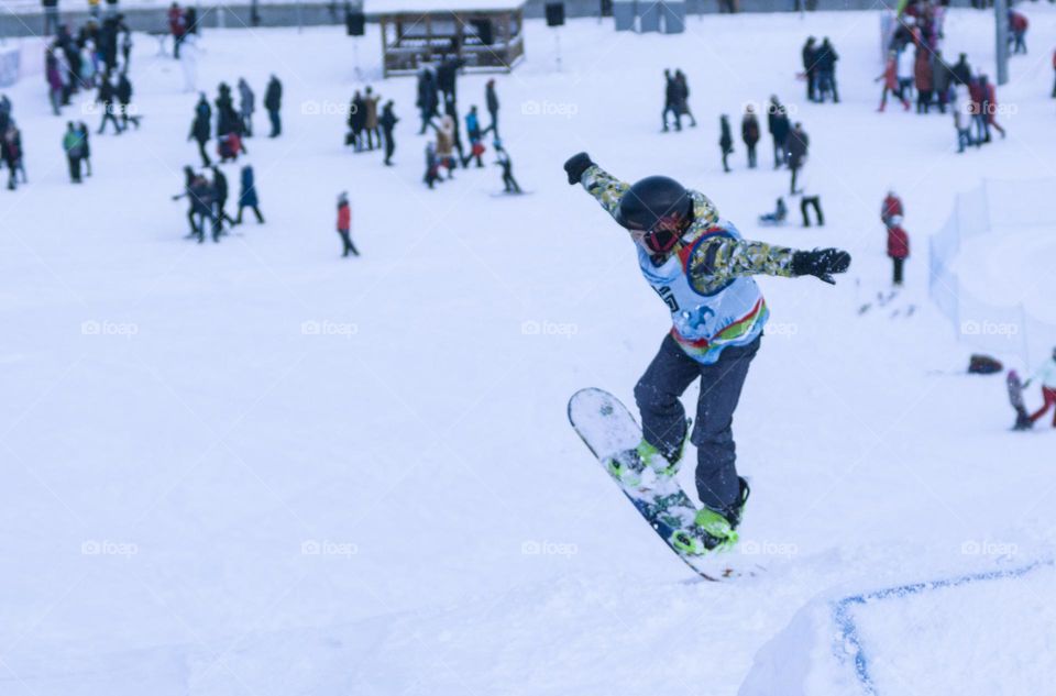 a men jumps on a snowboard