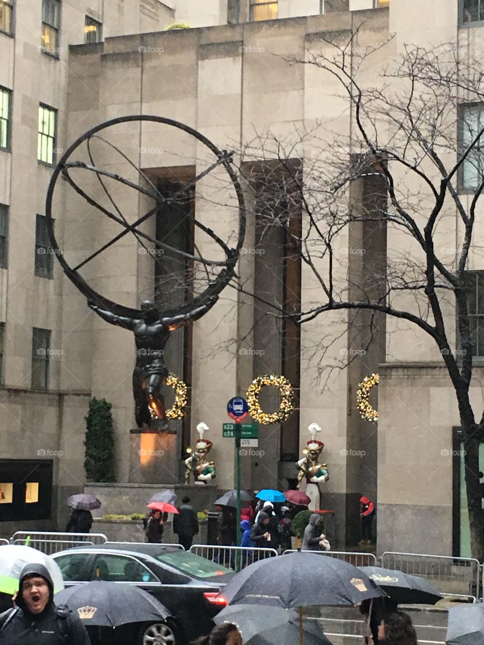 Statue, Christmas in NYC