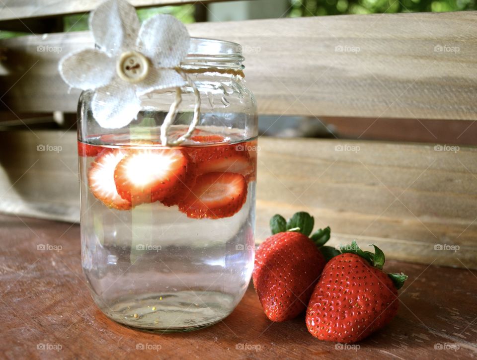 Flavoured water with strawberries 