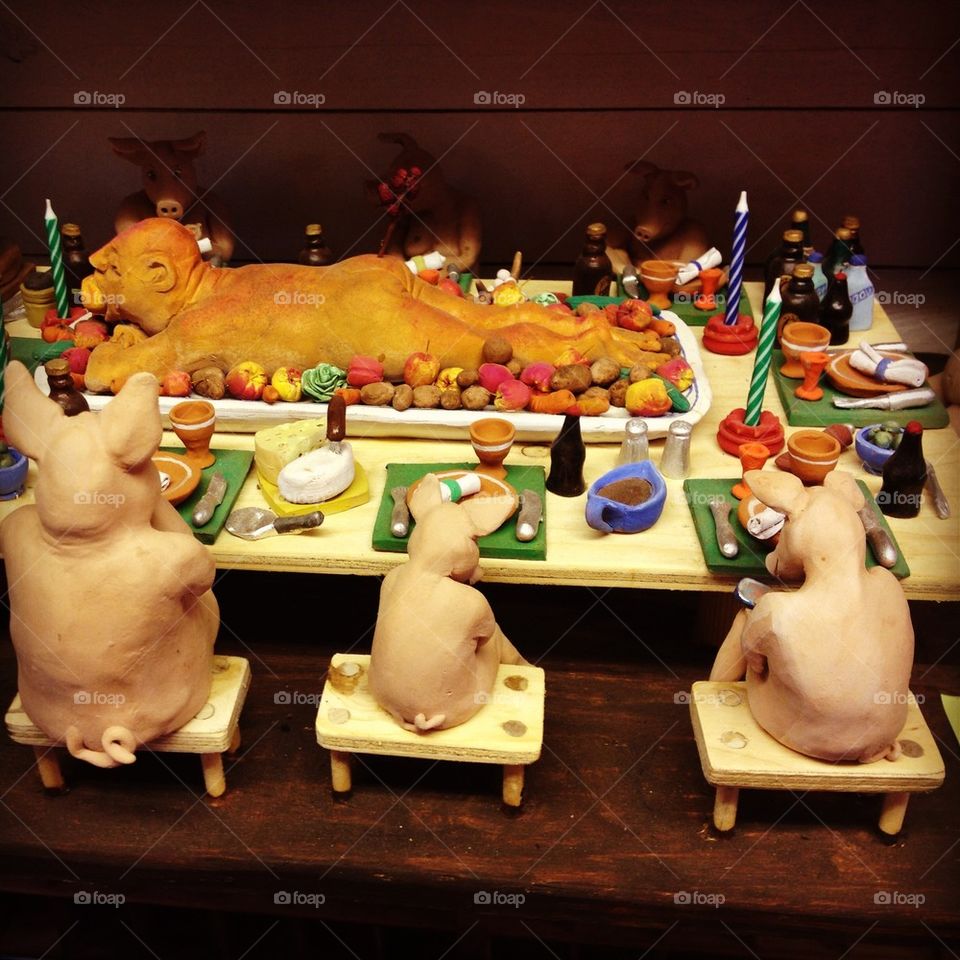Keramic pig dinner