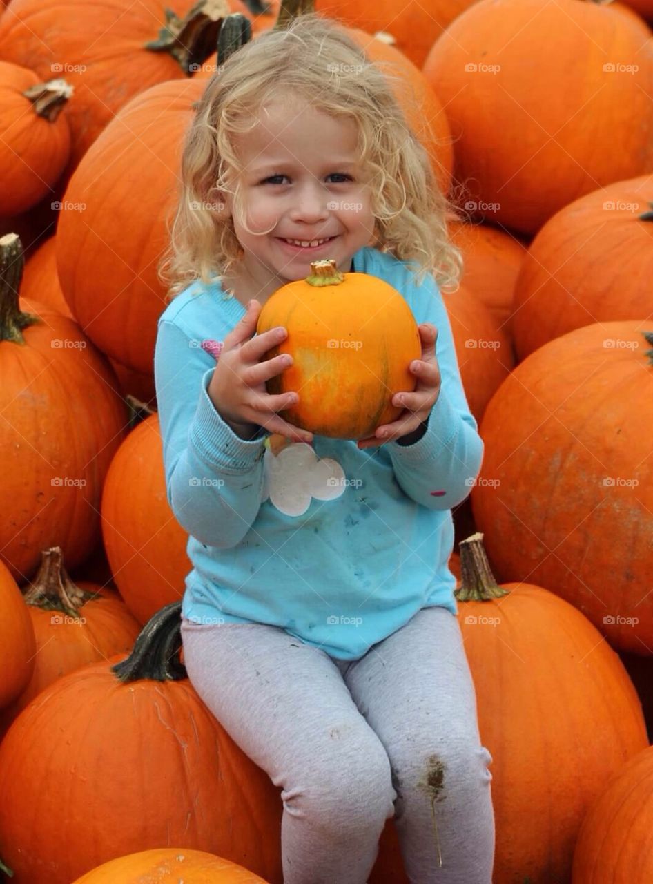 Little Girl, Little Pumpkin