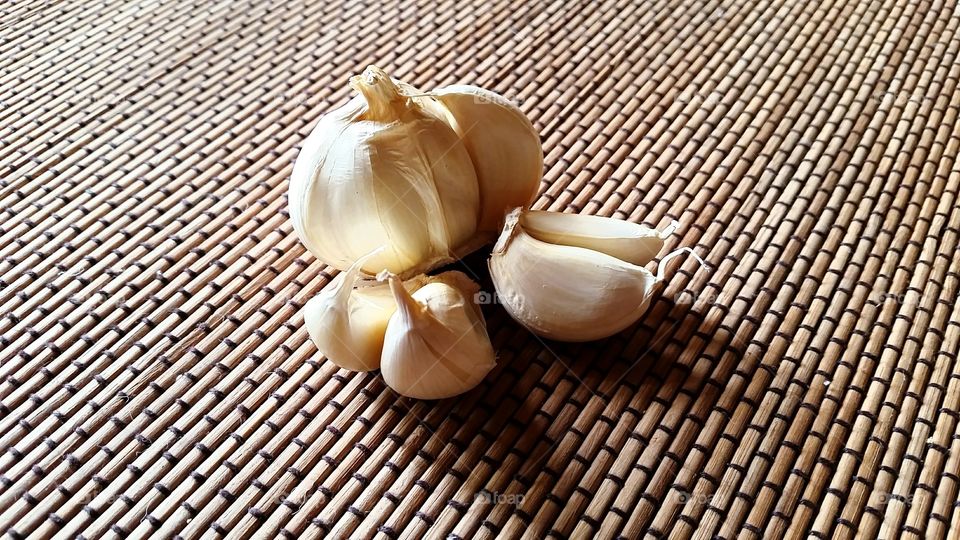 Garlic on chinese mat