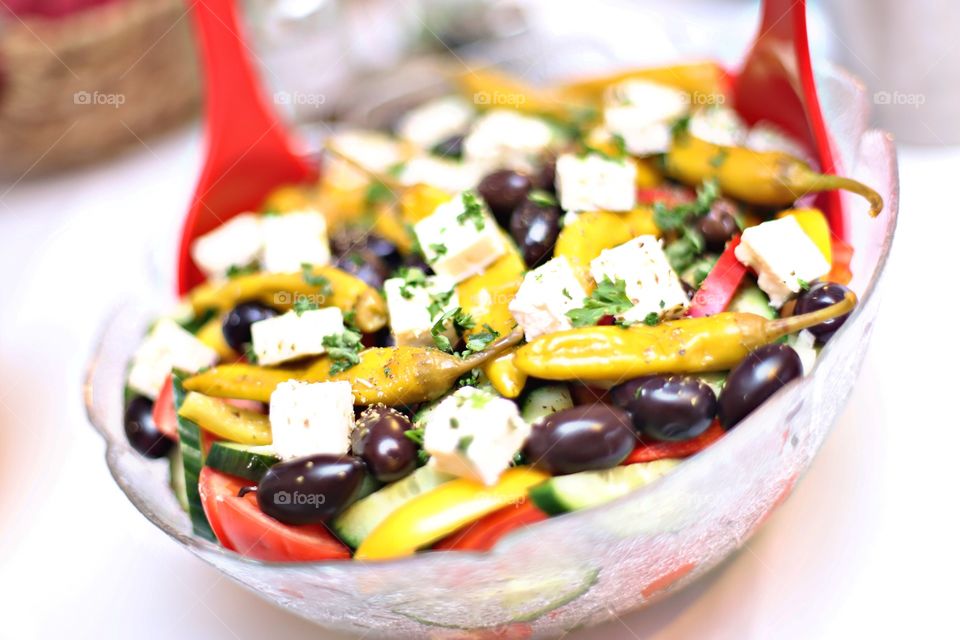 Griechischer Salat mit Feta,Oliven und Peperoni 