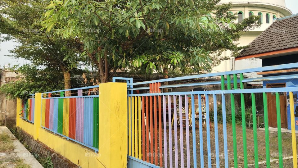 pagarnya warna warni