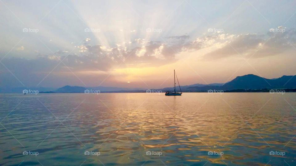 One day a friend who has a yacht invited me to her house to sleep. The next day we got up early to watch the sunrise and practice Pilates on his yacht.
