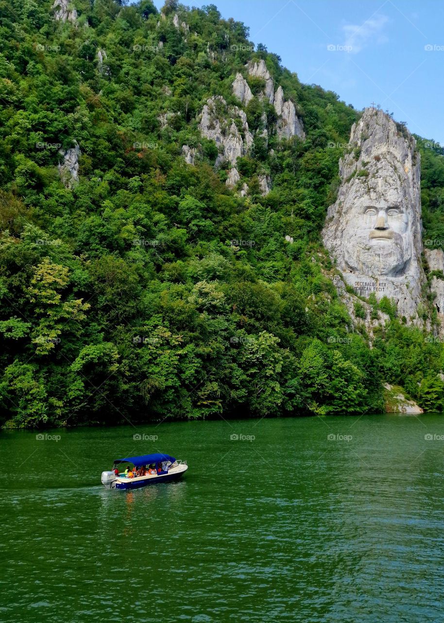 boat ride next to the sculpture of the Dacian king Decebal