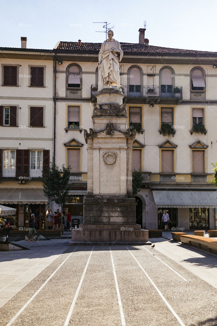 Lago Como no norte da Itália é um lugar lindo para se conhecer na Europa, com paisagens incríveis!