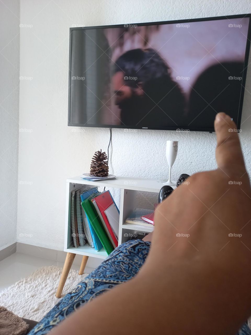 A importância  da TV para a vida das pessoas.  A televisão  é um excelente  meio de informar, distrair e formar.  Além de ter a função  de educar; também podemos dizer que a TV desempenha o papel de gerar lazer para muitas pessoas.