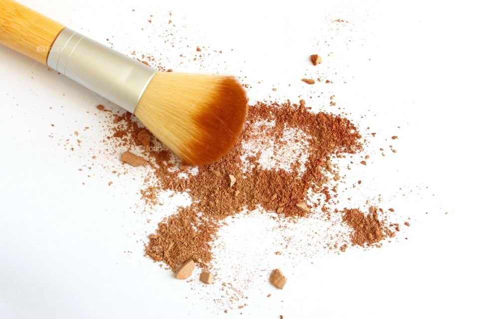 Face powder and makeup brush