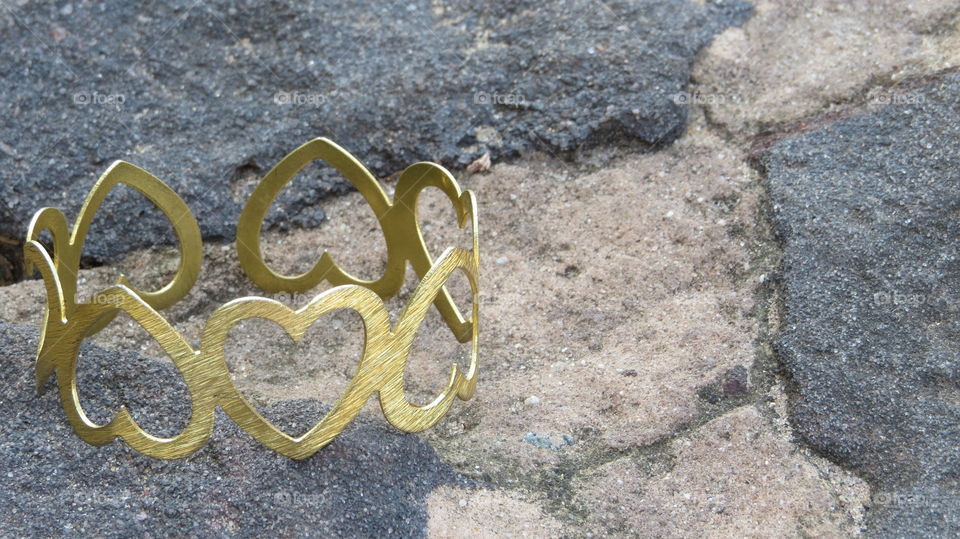 bracelet beer can aluminum sanded and painted with gold paint made ​​by hand is called stages of love