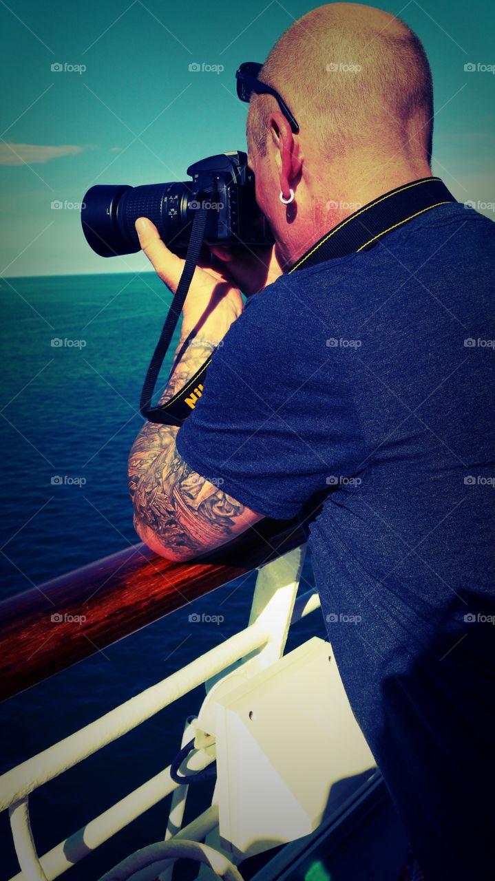 Man taking photo's of departure from Port of Miami