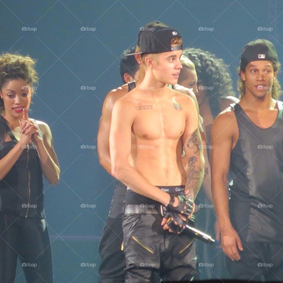 Justin Bieber shirtless (HQ)