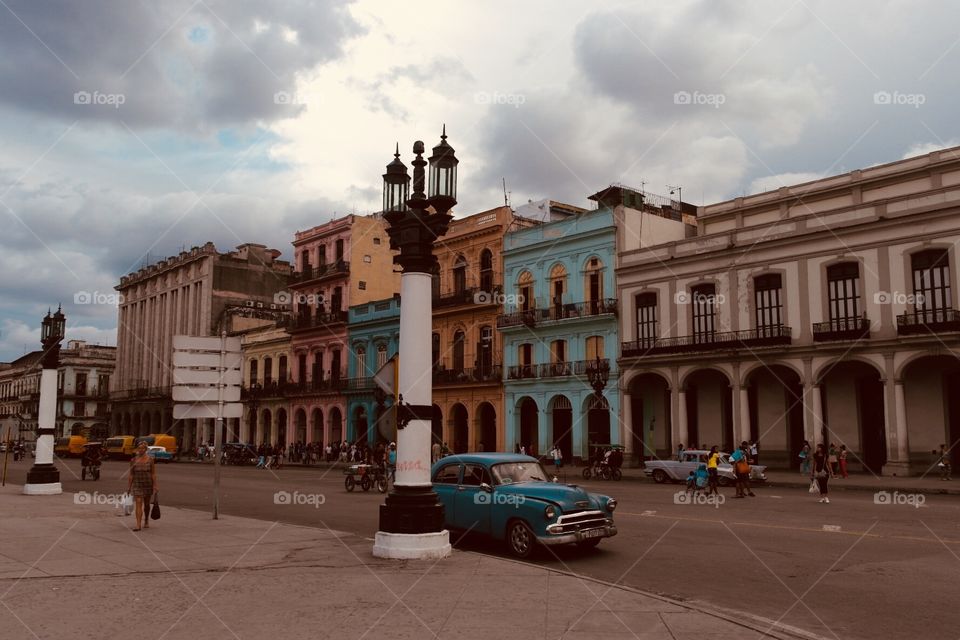 The colourful Streets of Havanna and old American style car