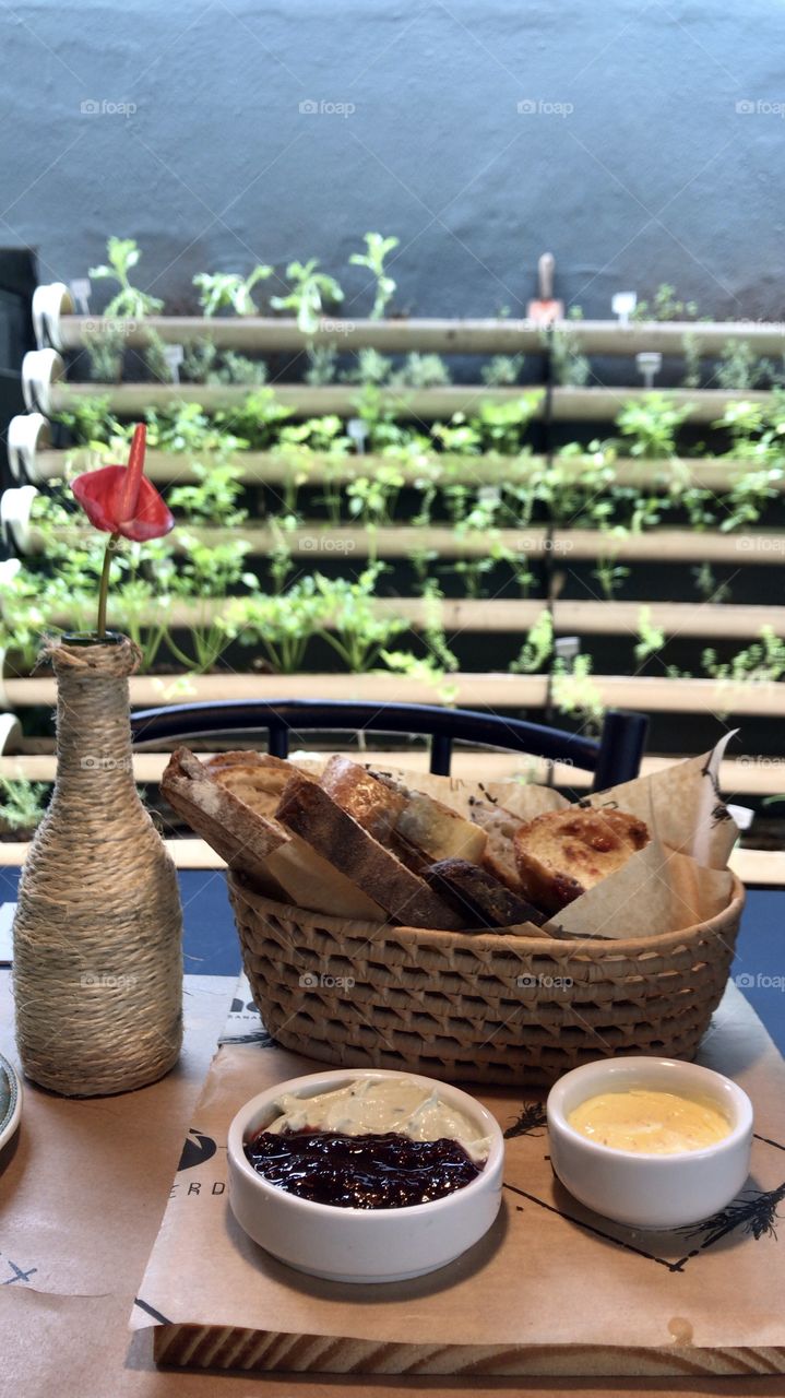 Is there a better combination than bread and butter or bread and jam? Pipes serving to make a vegetable garden at the bottom of the photo 