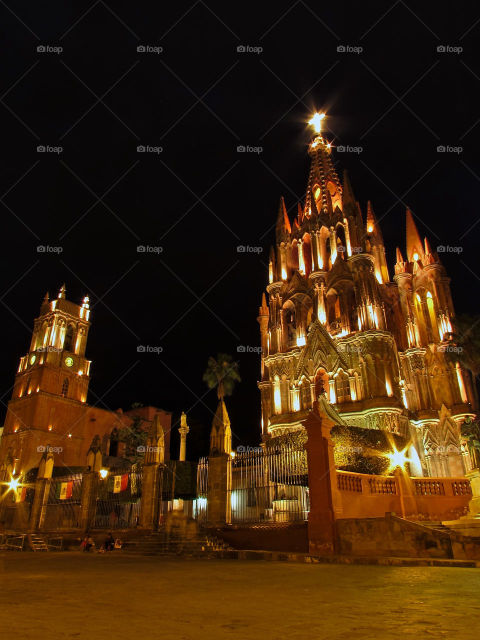 Night-time view of "Parroquia de San Miguel Arcangel" and the clock tower in the downtown area of San Miguel de Allende, Guanajuato, Mexico