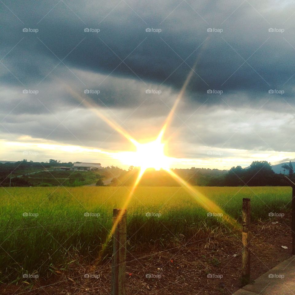 Um #sábado que acordou com #sol e quase #chuva. 

Retrato bonito que a #natureza nos permite contemplar!

Clique das 06h30 no Bairro Medeiros. 

📸☀️

#FotografiaÉnossoHobby
#Fotografia
#Paisagem
#Hobby