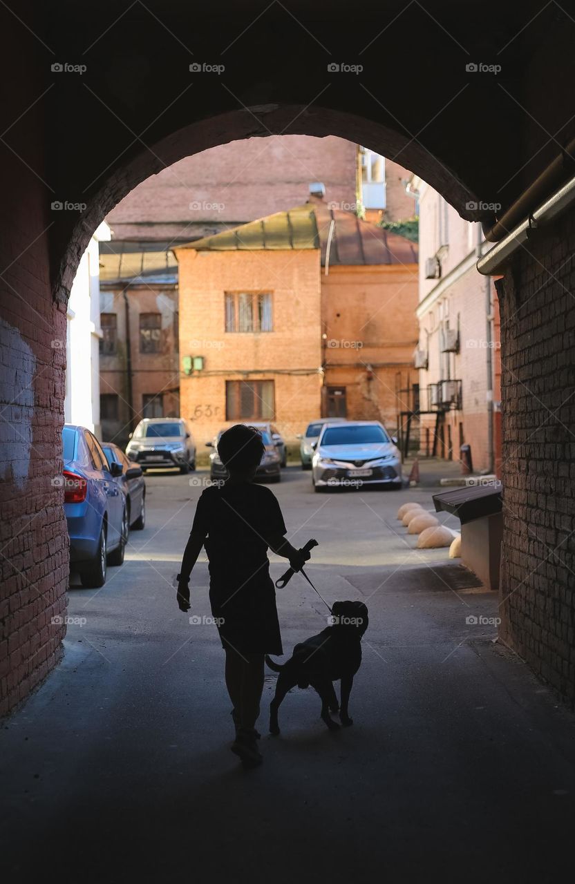 a boy of eight years in danger, walks the streets of the city with his beloved dog, friends