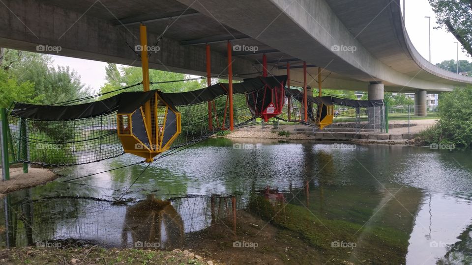 Hänge Brücke. Was man alles Aufhängen kann das es nicht runterfählt
