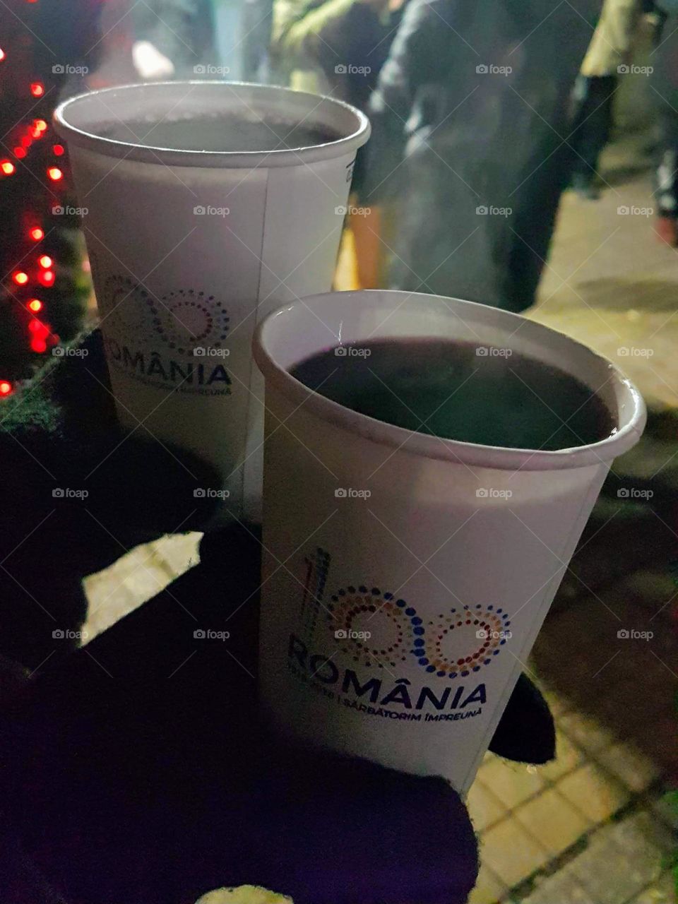 wine glasses celebrating the 100th anniversary of Romania