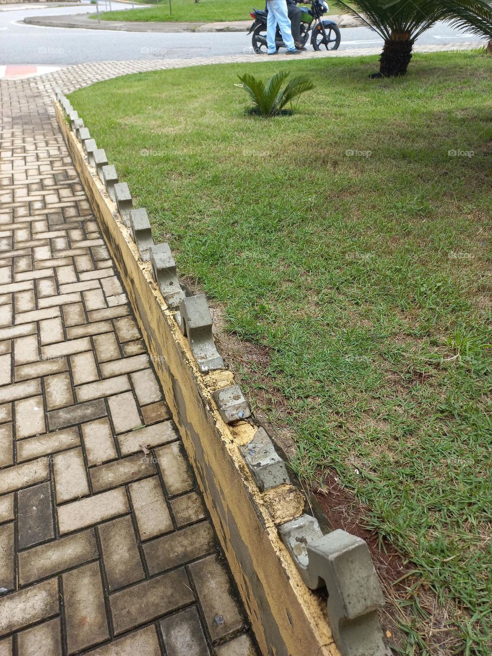 Calçada é a parte da via local, que não  é destinado a circulação  dos veículos,  sendo reservada para os pedestres, implantação  de mobiliario urbano,  sinalização  e vegetação