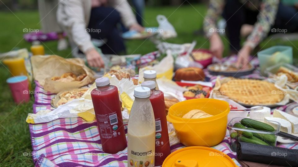 urban picknick with smoothies and healthy pies