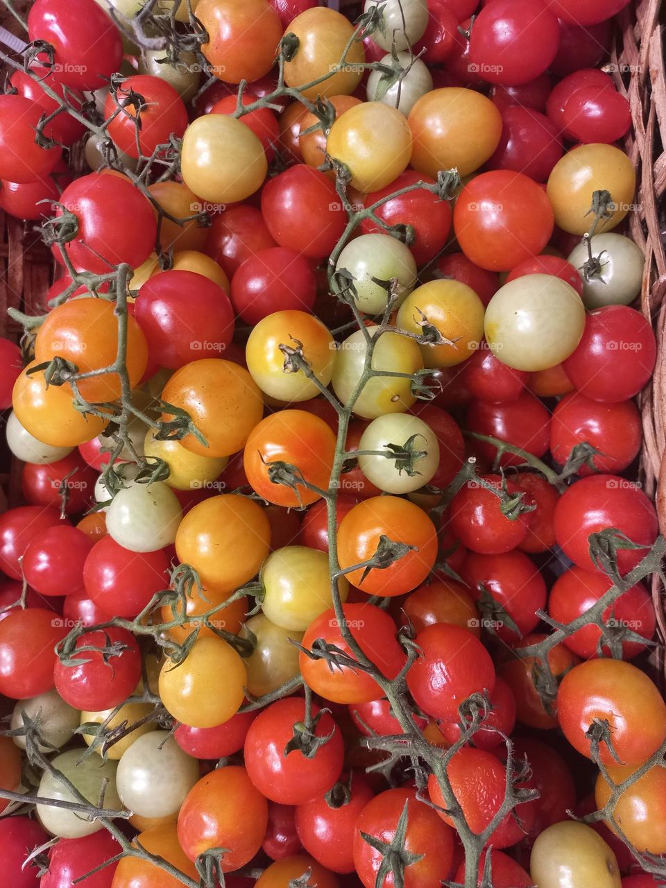 Tomate cereja é uma espécie  de Tomate arredondado, menor do que os demais, possui sabor adocicado e, é muito utilizado, para aperitivos, enfeites e consumo in natura.