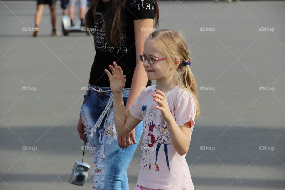 девочка гуляет с мамой в парке