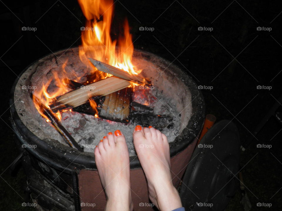 Barefeet fire Grill feet