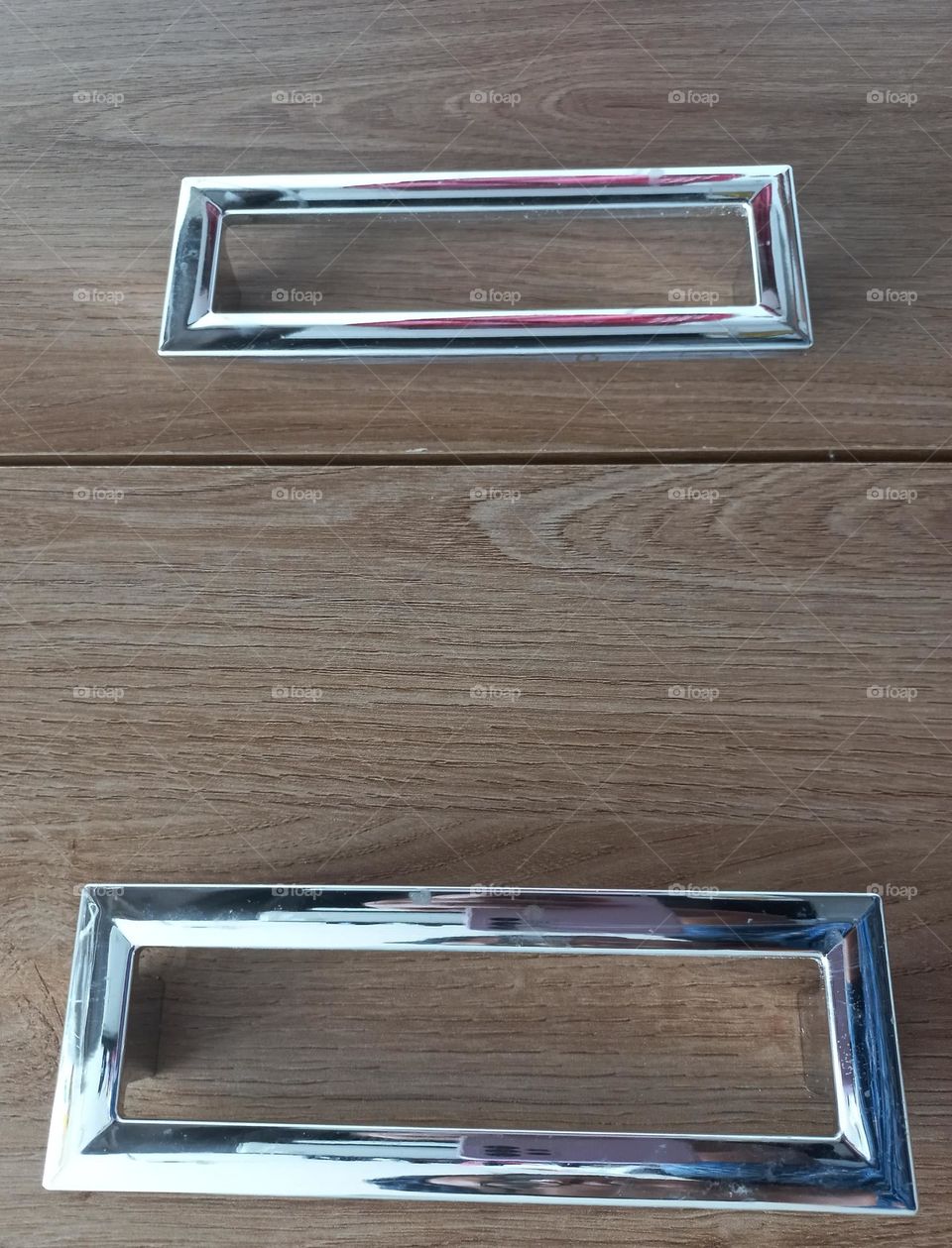 Puxador de gavetas. O puxador é o objeto que auxilia na abertura de portas e gavetas. Além de facilitar a abertura, eles também dão aquele charme