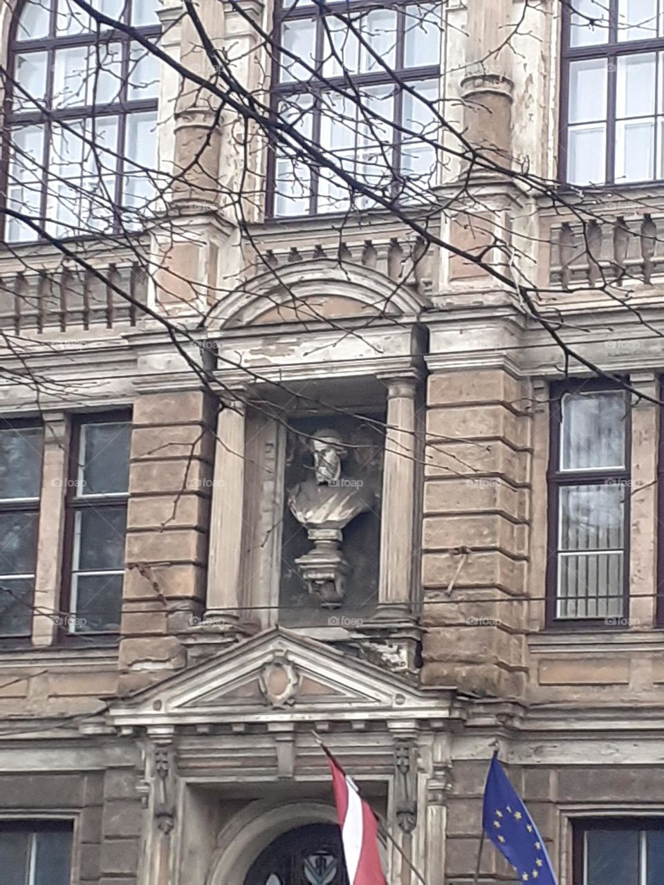 Скульптура на фасаде техникума