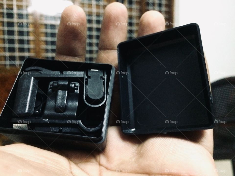 Pubg trigger in hands with a nice windows background