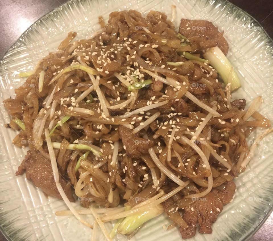 Stir fry rice noodles with beef