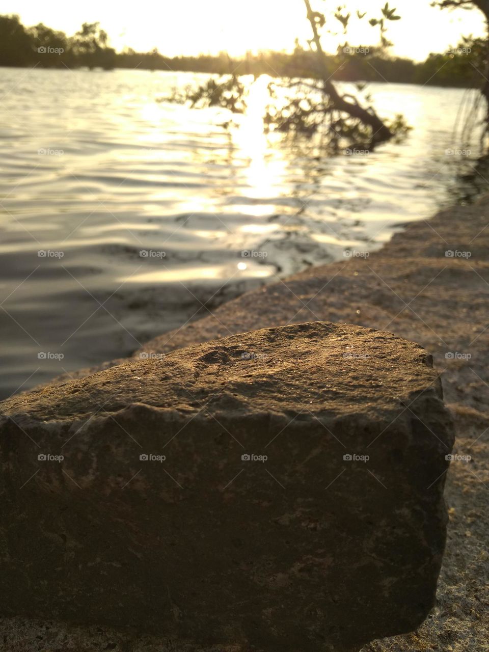 batu di tengah danau dan tepi lautan