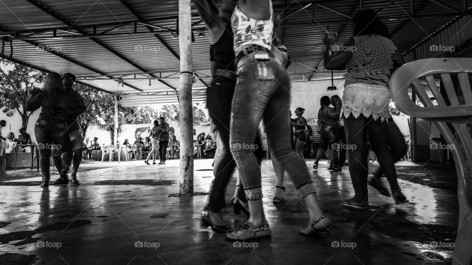 Homens e mulheres dançando.