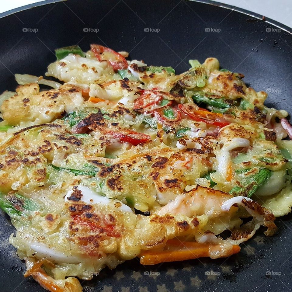 Wifey made Korean Seafood Pancake. So nice. Crispy outside, soft fluffy inside. Full of ingredients 😍😍😍😍👍👍👍👍 Tried 2 methods. 1. Mix the ingredients with the batter before pan frying 2. Place ingredients on frying pan and pour the batter to cover the ingredient. Method 1 is much better cos all the ingredients are well coated with the batter and is not so thick. Another trick is to pan fry under high heat first then lower the fire later. The crust will be very crispy.