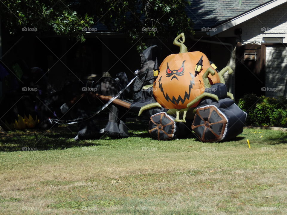grim reaper stagecoach. This is a picture of some Halloween decoration. 👣 🚶 🏃 🔥 💨