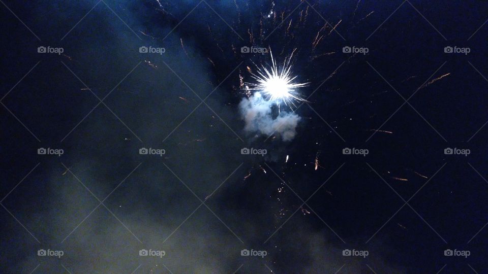 Uma explosão de fogos de artifício no céu, queima de fogos, show pirotécnico.