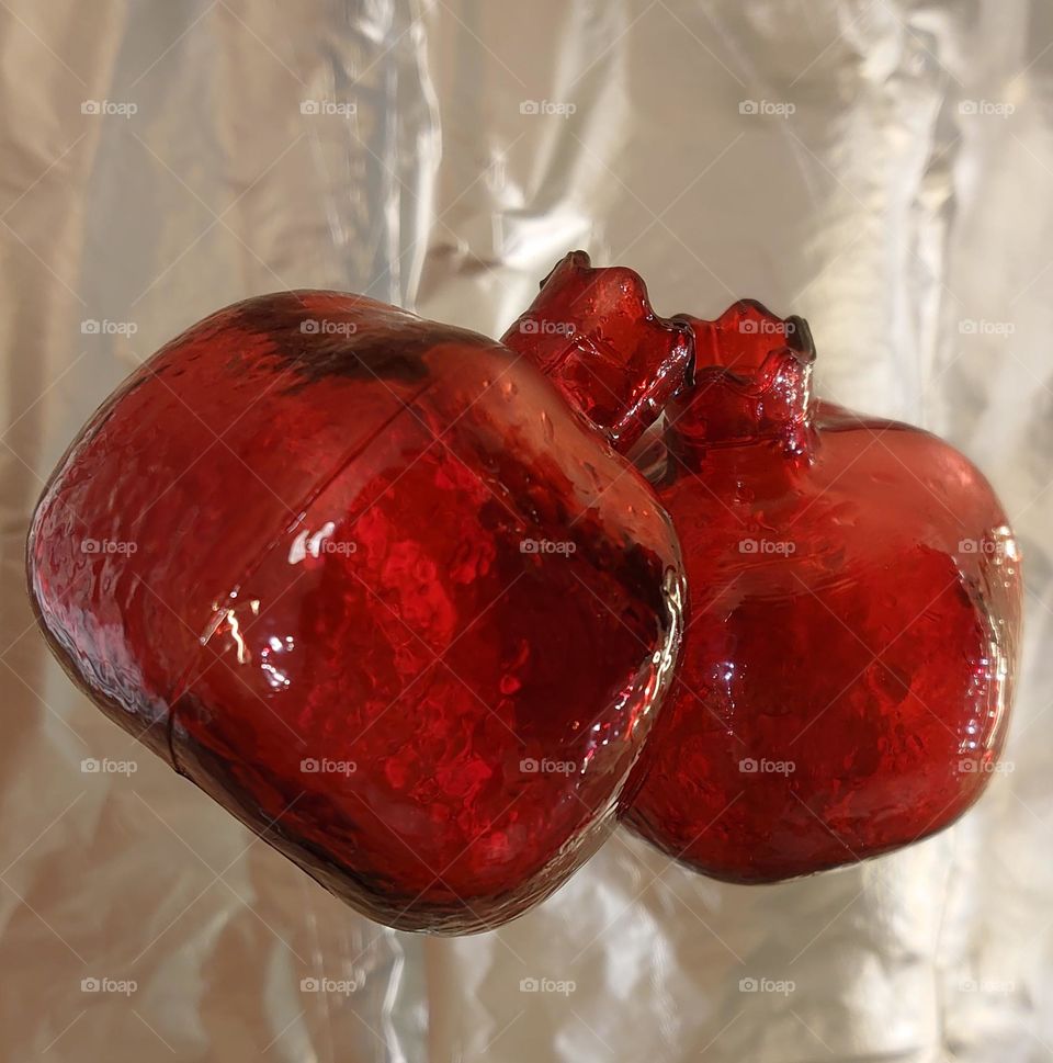 Red object ♥️🪞♥️ Reflection in the mirror of a red vase in the shape of a pomegranate♥️🪞♥️