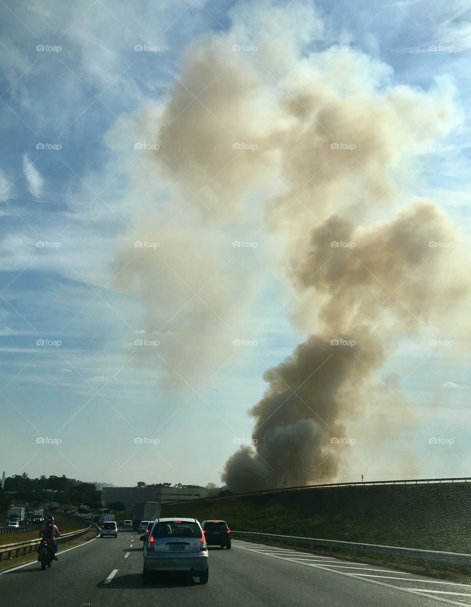 #Fogo às margens da #Rodovia Dom Gabriel, logo após a saída da Bandeirantes.
Incêndio por desleixo, acidente ou proposital?
🔥 
#queimada #Jundiaí 