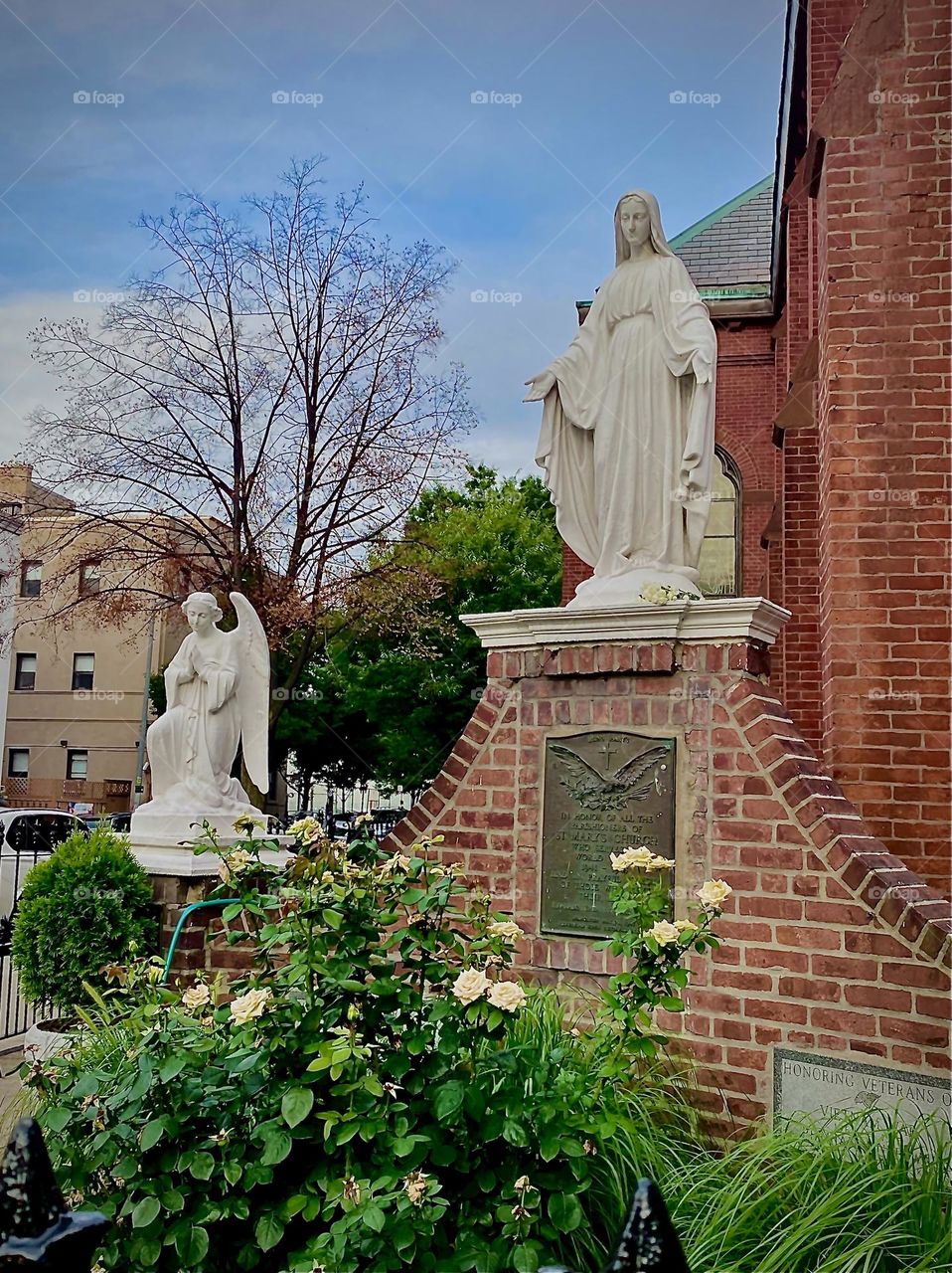 Several angels and the likeness of „Jesus Christ“ are populatibg the outside garden space in front of „Union Baptist Church“ in Long Island City, Queens, NY just off „Vernon Jackson Ave“. 2022. Hypnotic Productions