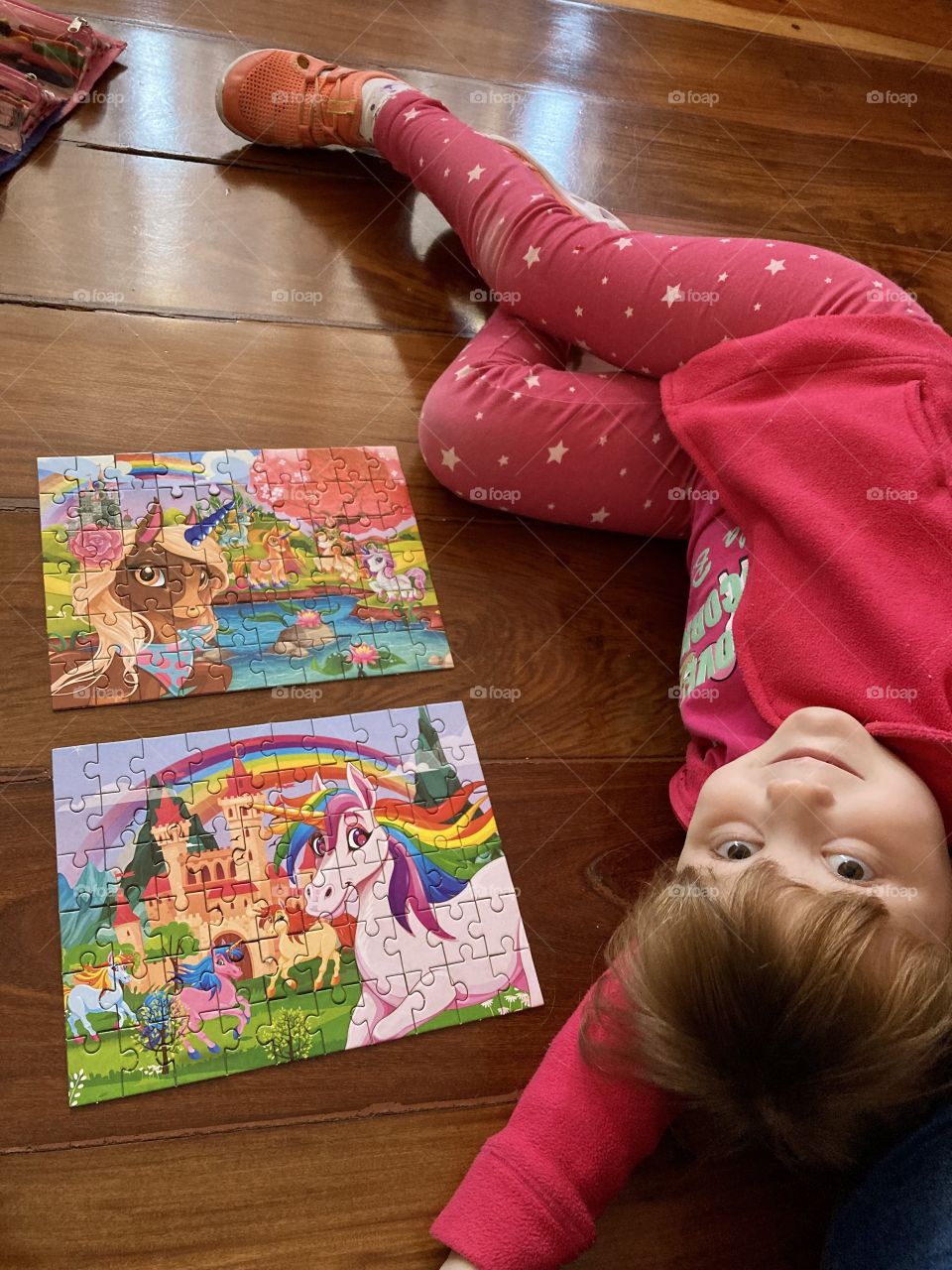 🇧🇷 Terminamos de montar os Quebra-Cabeças dos unicórnios! Que brincadeira divertida e barata…
Desenvolve a inteligência e distrai.
🇺🇸 We've finished assembling the Unicorns Puzzles! What a fun and cheap game...